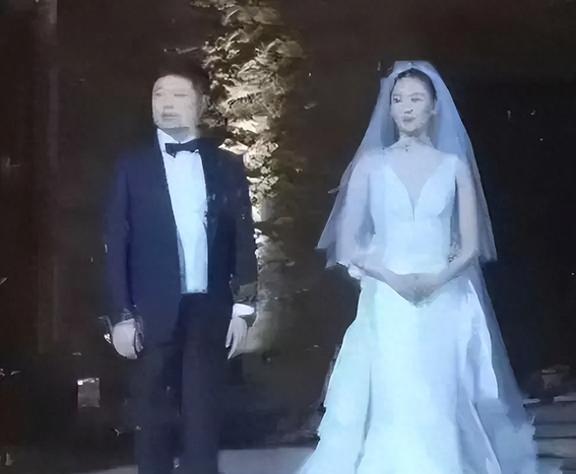 资本大鳄王冉:51岁娶小17岁童瑶余生要为娇妻遮风挡雨(图28) 资本大鳄王冉:51岁娶小17岁童瑶余生要为娇妻遮风挡雨(图28)